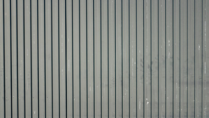 Pared de metal corrugado sucio y deteriorado
