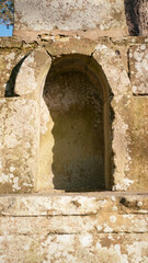 Fototapeta na wymiar Hornacina abovedada en conjunto de piedra medieval