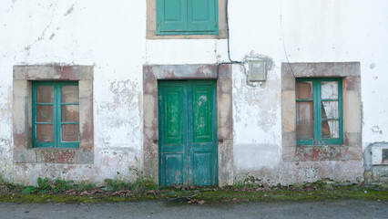 Puerta y ventana azul y verde en casa rural