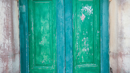 Puerta y ventana azul y verde en casa rural