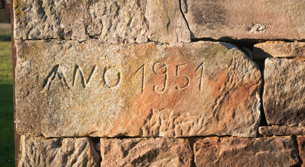 "Año 1951" tallado en piedraen muro rustico de finca rural