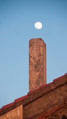 Luna sobre chimenea de casa rural © Darío Peña