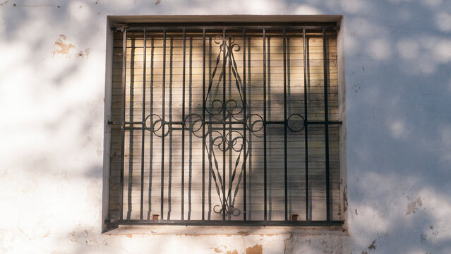 C&iacute;rculos en rejas de ventana de casa rural