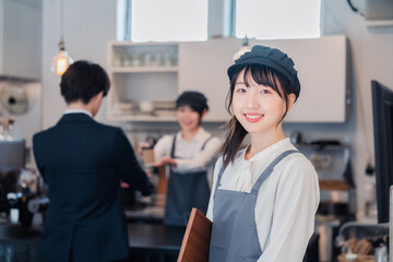 笑顔で働くカフェスタッフ