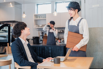 笑顔で働くカフェスタッフ