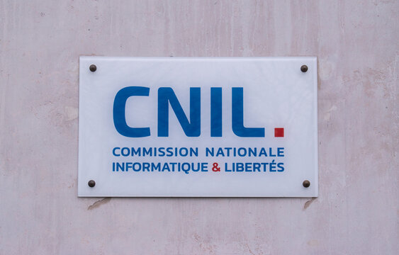 Plaque &agrave; l'entr&eacute;e des bureaux de la CNIL (Commission Nationale Informatique et Libert&eacute;s), &agrave; Paris, France