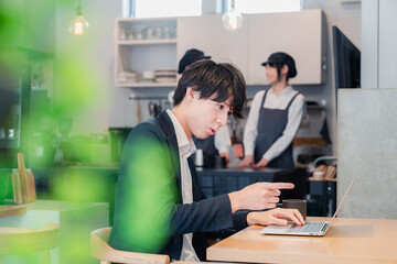 Fototapeta premium カフェでリモートワークをする男性