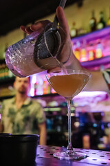 man hand bartender making cocktail in glass on the bar counter