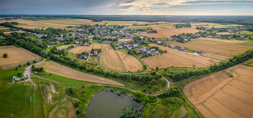 duża panorama zabudowań wiejskich w Polsce z polami i łąkami latem