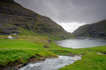 Fototapeta na wymiar La laguna di Saksun e la chiesa, Isole Faroe, Europa