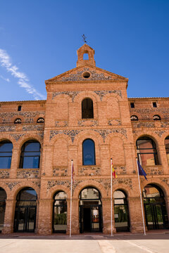 Front and entrance of the Raimundo de Toledo Language School