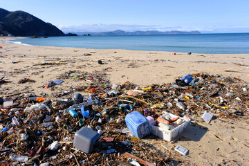 美しい水晶浜に漂着する海のゴミ