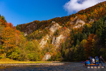 Spływ Dunajcem podczas złotej, polskiej jesieni - Pieniny, Polska © Leszek Szelest