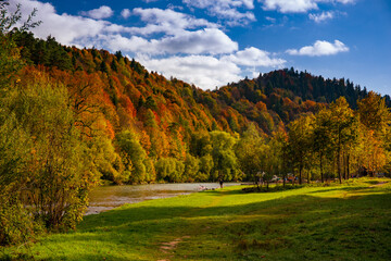 Spływ Dunajcem podczas złotej, polskiej jesieni - Pieniny, Polska © Leszek Szelest
