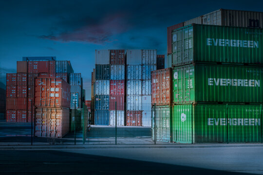 Container von Evergreen im Containerhafen Duisburg