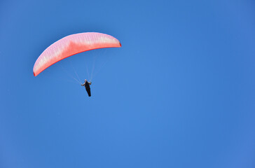 Parapente volando en el cielo azul, minimalismo