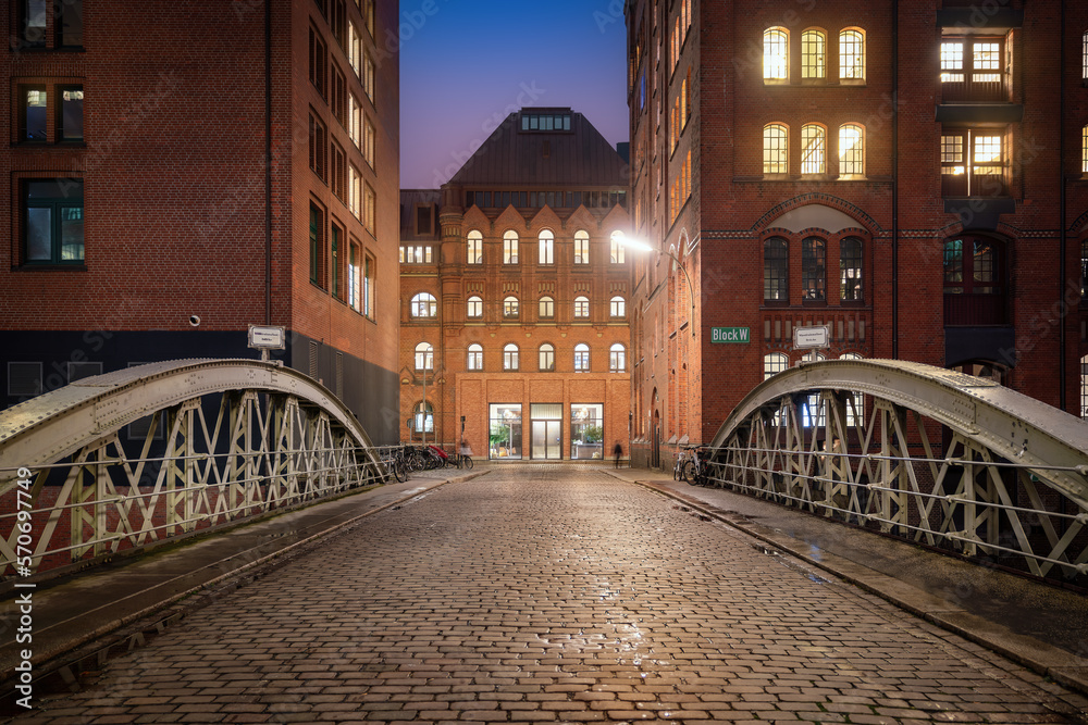 Wall mural wandrahmsfleetbrucke bridge at speicherstadt warehouse district at night - hamburg, germany