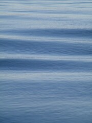 ondes sur l'eau calme