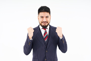 ガッツポーズをするスーツ姿の男性