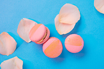 pink macaroons with flowers 