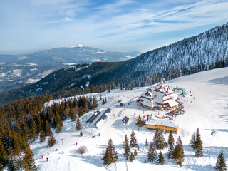 Schronisko górskie w zimie z wyciągiem narciarskim