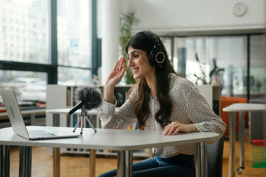 Arab woman teacher holds webinar about studying from library