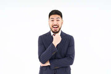 発見・ひらめきのポーズをするスーツ姿の男性