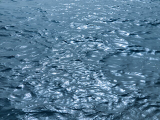 Textura del agua con la luz de la luna 