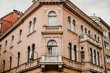 Obraz premium Streets and architecture in sarajevo Bosnia balkan old church buildings