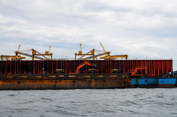 transporting coal into large ships in the middle of the sea