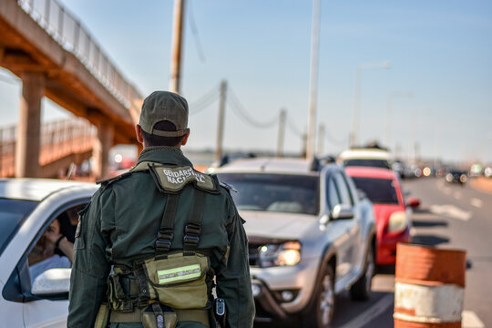 Gendarme controlando el transito