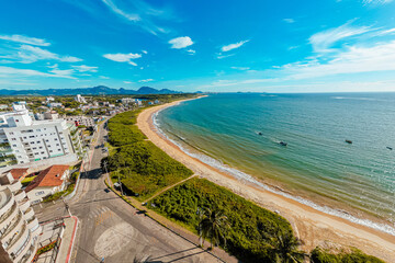 Imagem aérea das praias de Nova Guarapari, Peracanga, Guaibura e Bacutia no bairro também conhecido como Enseada Azul, na cidade turística de Guarapari no Espírito Santo, Brasil.