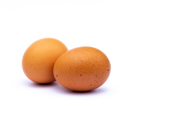 dos huevos marrones de gallina aislado en fondo blanco