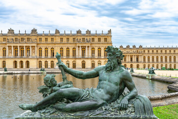 Fototapeta na wymiar Palace Versailles with beautiful gardens and fountains from top. The Palace Versailles was a royal chateau. It was added to the UNESCO list of World Heritage Sites. Paris, France.