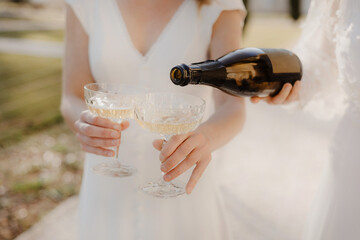 Deux coupes de champagne servies lors d'un cocktail de mariage à la mariée
