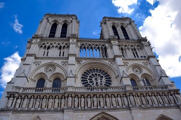 晴れの空の下のノートルダム大聖堂