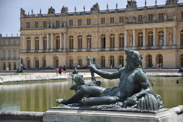 Fototapeta na wymiar ヴェルサイユ宮殿と石像