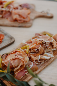 Tranches de charcuterie de jambon ib&eacute;rique sur une plancha du pays basque