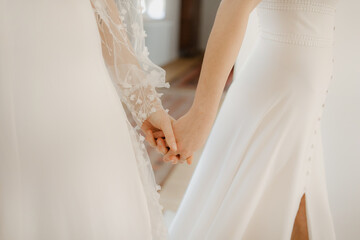 Couple de femmes mariées qui se tient la main