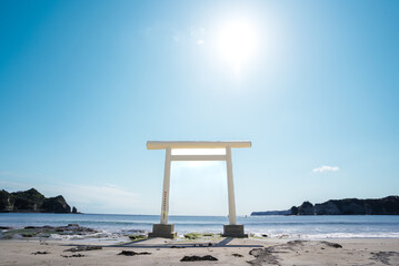 海と白い鳥居