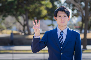 3つ　手　ジェスチャー　男性