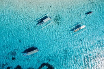 Fototapeta premium Boats are at anchor in ocean on paradise island. Aerial view.