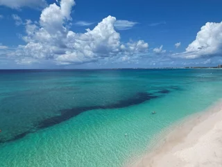Foto op Plexiglas Seven Mile Beach, Grand Cayman Beautiful luxurious and paradise beach in Grand Cayman in the Cayman Islands known as Seven Mile beach with turquoise beach in the Caribbean tropics