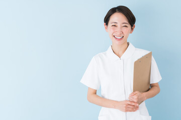 カルテを持つ日本人女性