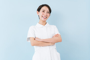 腕組をする若い日本人女性