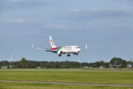 Amsterdam Airport Schiphol - Boeing 737-8B6 Of Royal Air Maroc Lands