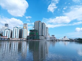 Fototapeta premium city skyline and river