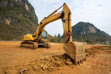 Fototapeta na wymiar Excavators excavate earth at the construction site