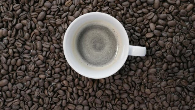 コーヒー豆とコーヒーカップ