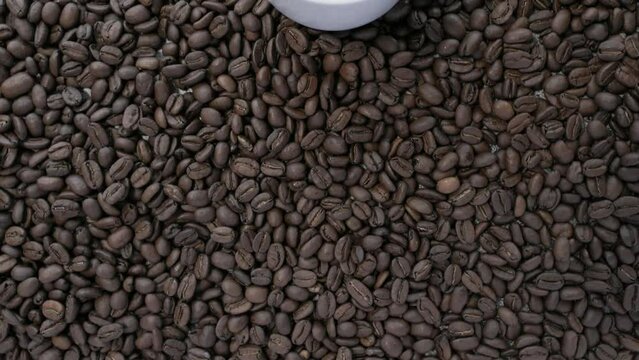 コーヒー豆とコーヒーカップ